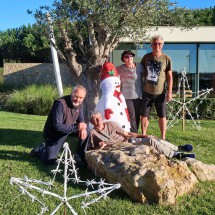 Tommy, Rudi, Marion and Alfred with a snowman in hot Sagres